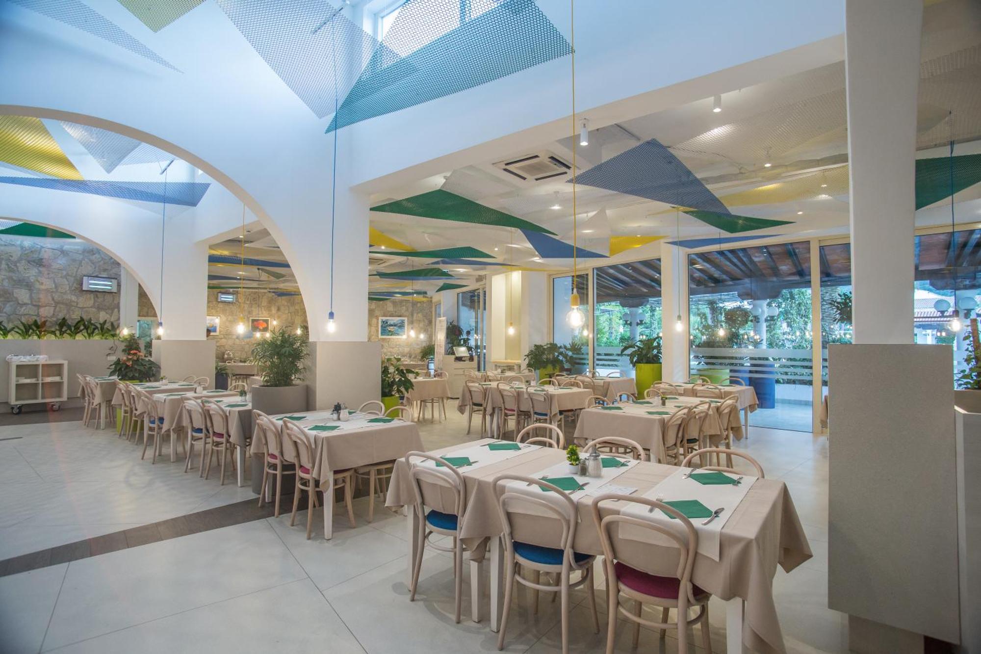 Hotel Slovenska Plaza Lux بودفا المظهر الخارجي الصورة