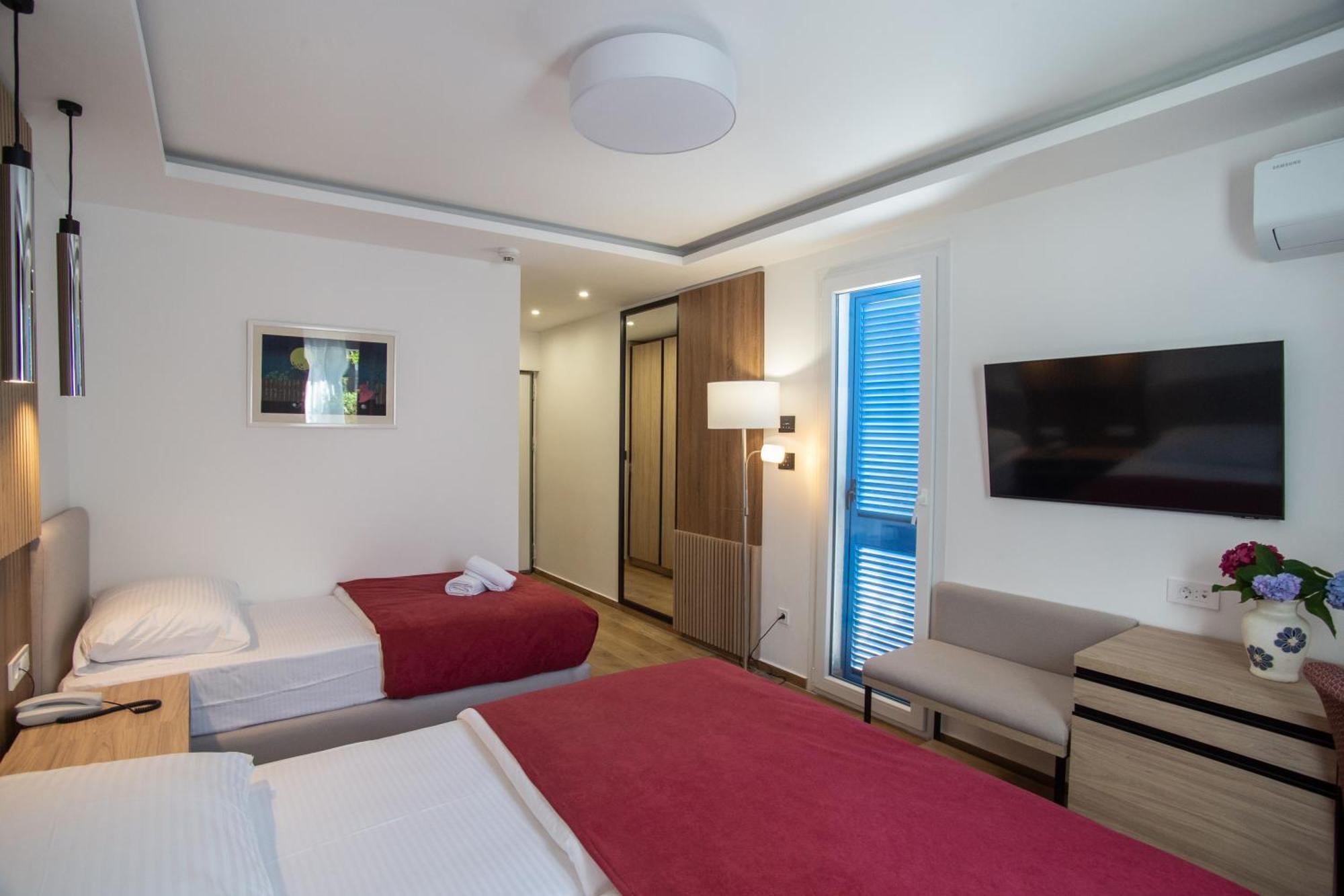Hotel Slovenska Plaza Lux بودفا المظهر الخارجي الصورة