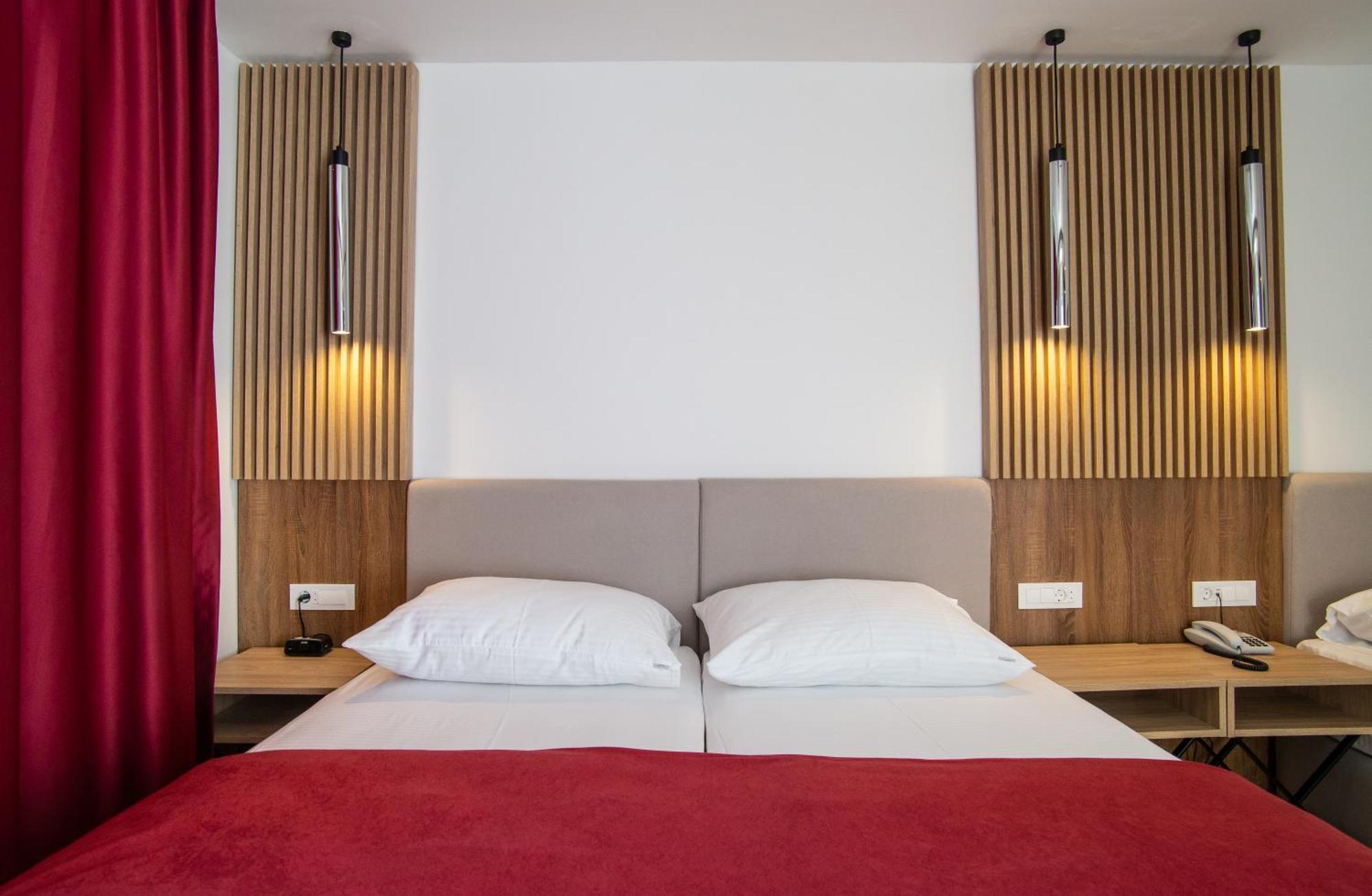 Hotel Slovenska Plaza Lux بودفا المظهر الخارجي الصورة