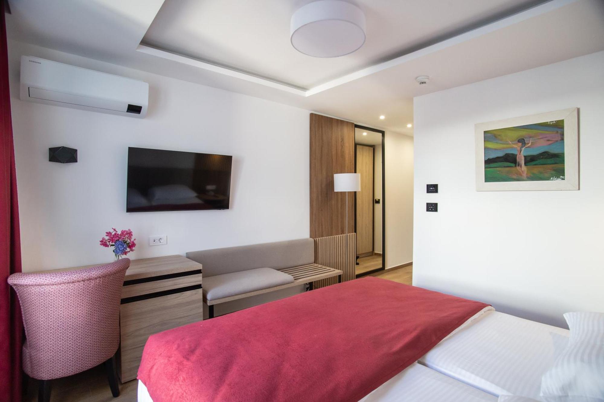 Hotel Slovenska Plaza Lux بودفا المظهر الخارجي الصورة
