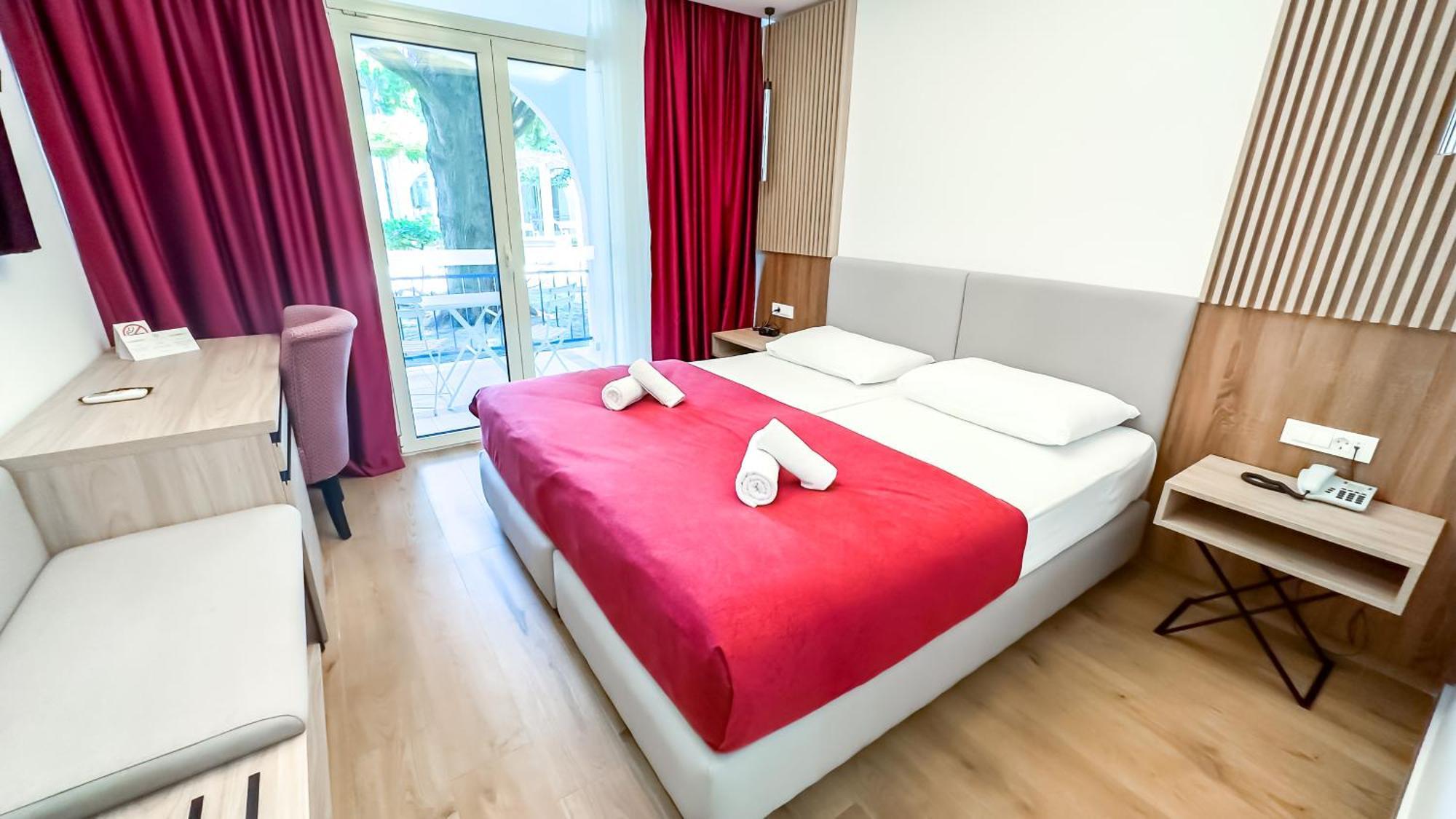Hotel Slovenska Plaza Lux بودفا المظهر الخارجي الصورة