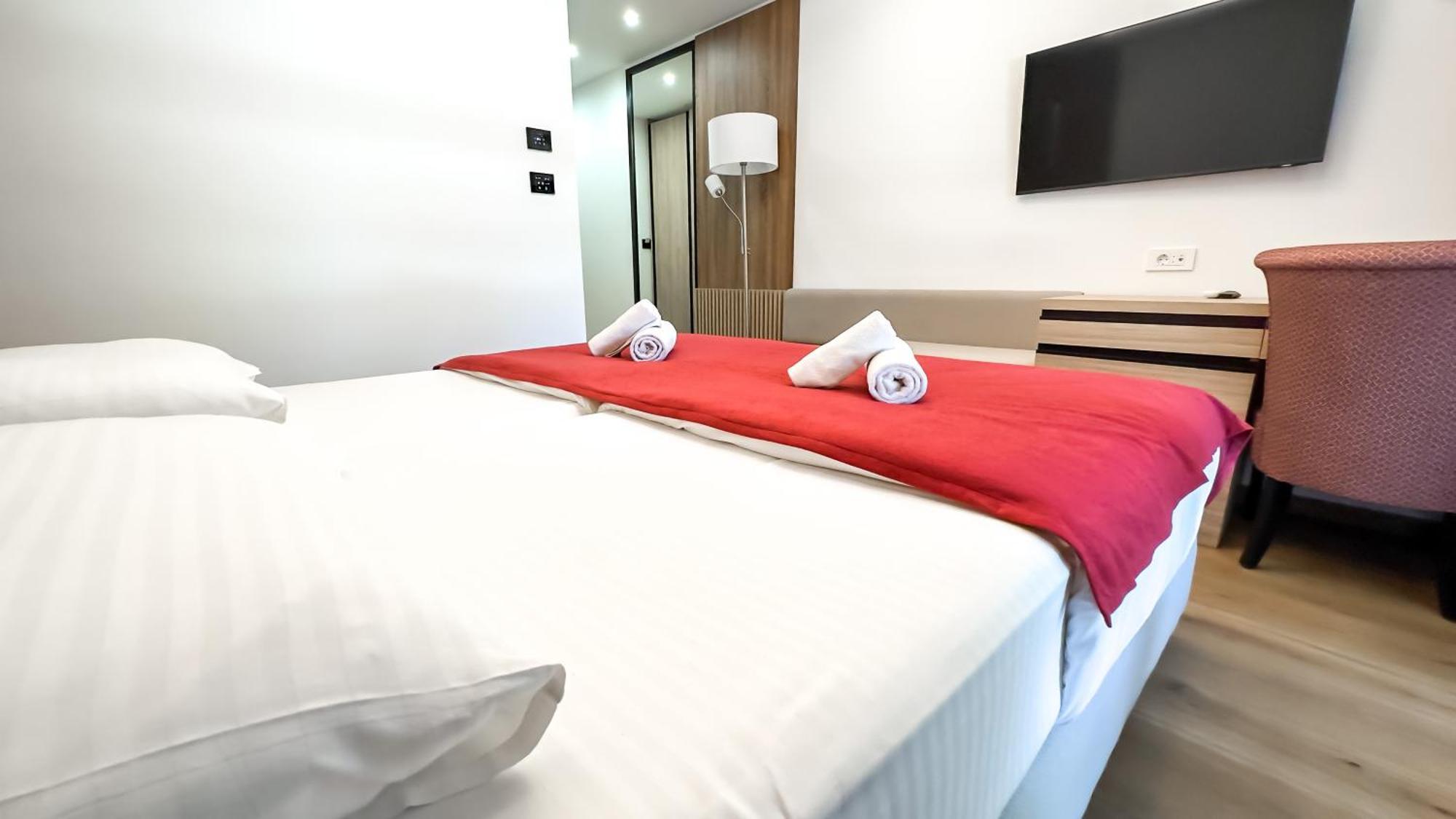 Hotel Slovenska Plaza Lux بودفا المظهر الخارجي الصورة