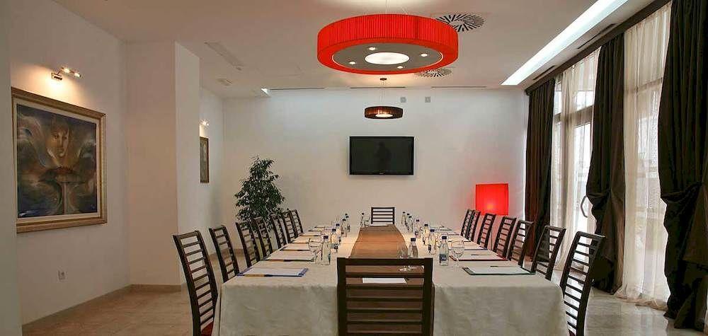 Hotel Slovenska Plaza Lux بودفا المظهر الخارجي الصورة